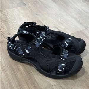 NEW Men’s Camel Crown Closed Toe Hiking Sandals